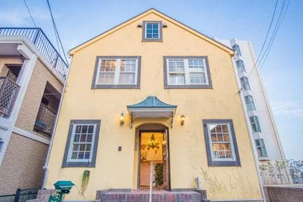 IZA Enoshima Guesthouse & Bar